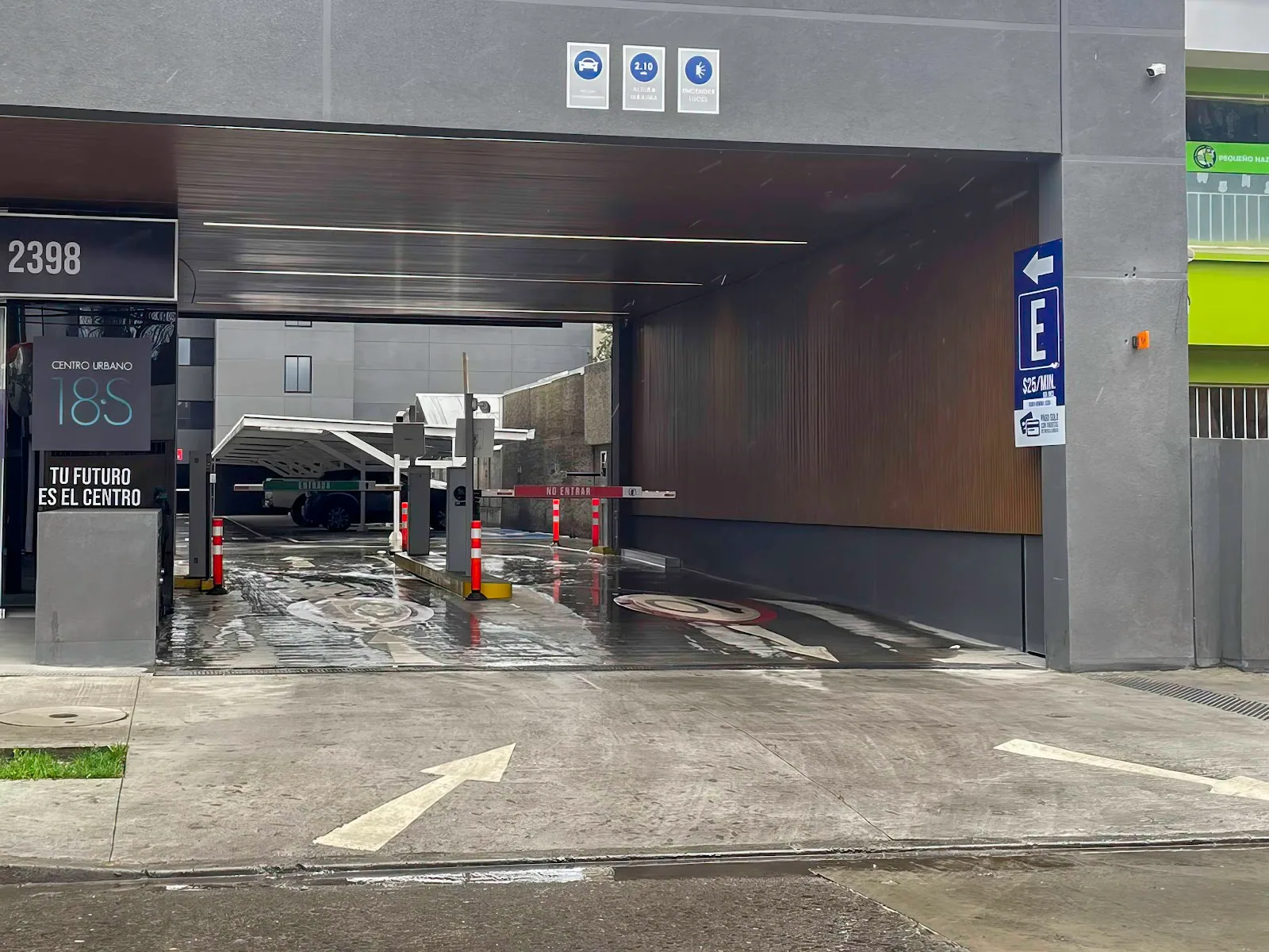 Entrada vehicular al estacionamiento, con el letrero Centro Urbano 18S
