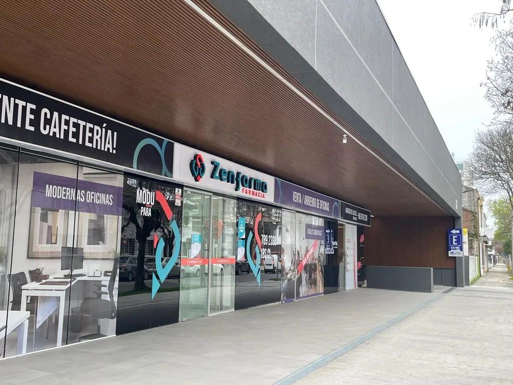 Galería comercial a un costado del edificio